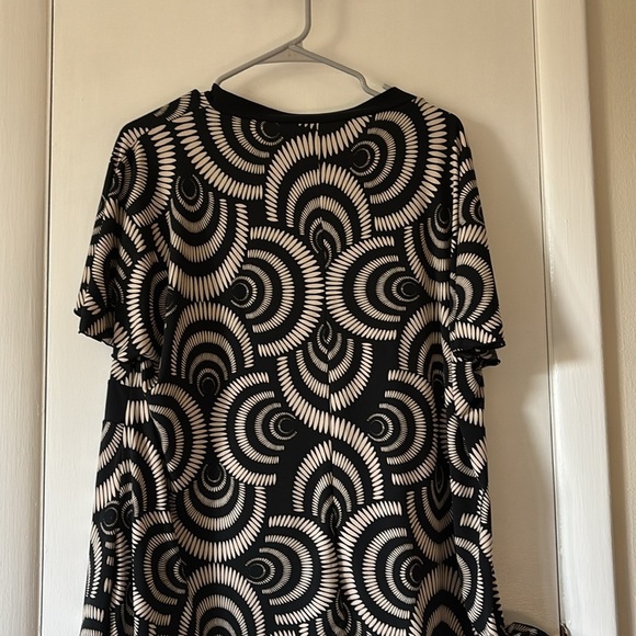 CATO Chic Black and Cream Geometric Blouse - Picture 5 of 5